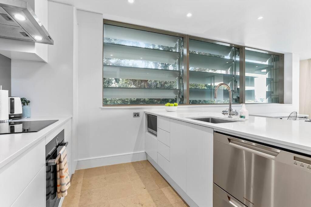 Elegant & Sunny Living With Stunning Marina Views Appartement Auckland Buitenkant foto